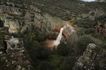 Cascada de Cimbarra, en límite oriental de Sierra Morena, en un fotograma de 'Guadalquivir'.