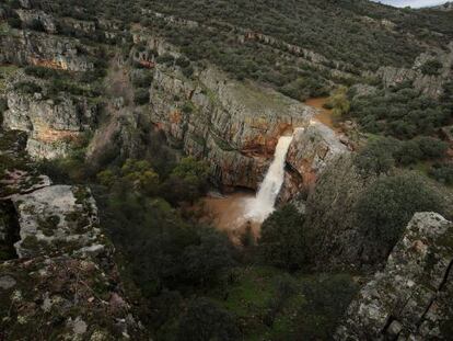 Cascada de Cimbarra, en límite oriental de Sierra Morena, en un fotograma de 'Guadalquivir'.