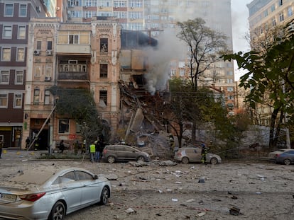 Trabajos de rescate en Kiev tras un bombardeo.
