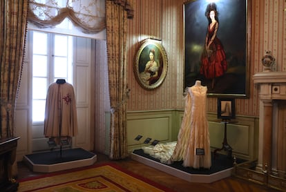 Vestido que utilizó Hilda Fernández de Córdoba, abuela de Tamara Falcó, para presentarse como dama de honor de la reina Victoria Eugenia, firmado por Luis Boulanger. A su izquierda, el manto de la Orden de Calatrava de Jacobo Fitz-James Stuart y Falcó, XVII duque de Alba.