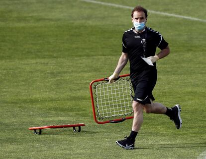 El entrenador de Osasuna, Jagoba Arrasate, con guantes y mascarilla durante un entrenamiento en Tajonar.