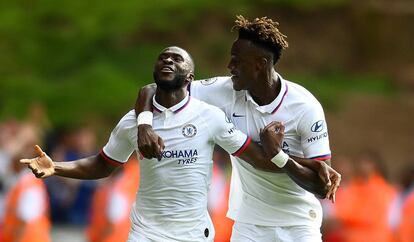 Abraham felicita a Tomori por su gol al Wolves.