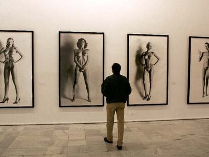 Cuatro fotografías <i>Gran desnudo</i>, de Helmut Newton, de la colección Taschen, en el montaje del Museo Nacional Reina Sofía.