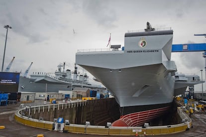 Reino Unido prepara dos portaaviones capaces de cargar 40 aviones. Se espera que se boten a finales del próximo verano y que estén en plena operación en 2020. La imagen corresponde a los astilleros de Rosyth (Escocia), si bien los buques se han construido por partes en otras cinco instalaciones de Reino Unido.