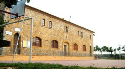L'edifici que torna a acollir l'escola de Vilanant (Alt Empordà).