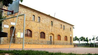 L'edifici que torna a acollir l'escola de Vilanant (Alt Empordà).