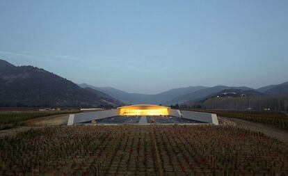 El arquitecto Smiljan Radic ideó un techo de lona tensada para aprovechar la luz natural en la bodega chilena Viña Vik, cerca de Millahue. La mayor parte del edificio es subterráneo, con lo que se consigue un menor impacto visual y una temperatura adecuada para el proceso de elaboración del vino.