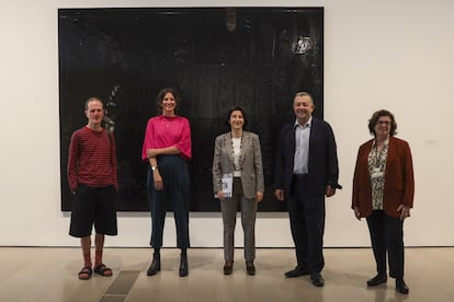 El Centro Botín ha presentado este miércoles la primera exposición en España de la artista norteamericana de prestigio internacional Ellen Gallagher, que podrá visitarse hasta el 11 de septiembre. Comisariada por Bárbara Rodríguez Muñoz, directora de exposiciones del centro, y Benjamin Weil, director del centro de arte moderno Fundação Calouste Gulbenkian, la muestra abarcará dos décadas de producción artística, incluyendo pinturas, obras sobre papel y tres instalaciones fílmicas creadas en colaboración con el artista neerlandés Edgar Cleijne. Gallagher (1965, Rhode Island) crea elaboradas obras de múltiples capas que investigan el mundo natural, la mitología y la historia. El recorrido inmersivo de la muestra explora cuestiones de raza, identidad y transformación.