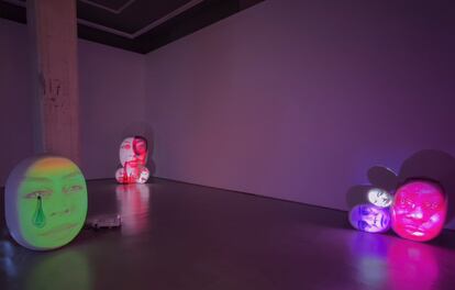 Vista de la exposición con varias piezas de la serie memoria del agua de Ousler.