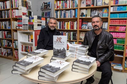 Antonio Cardiel (izquierda), el escritor de 'Heroes de Leyenda', firma ejemplares de su libro junto a su hermano Joaquín Cardiel, excomponente del grupo, en Zaragoza.