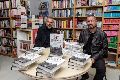 Antonio Cardiel (izquierda), el escritor de 'Heroes de Leyenda', firma ejemplares de su libro junto a su hermano Joaquín Cardiel, excomponente del grupo, en Zaragoza.