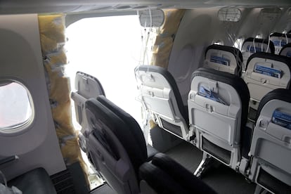 El interior del Boeing 737-9 Max del vuelo 1282 de Alaska Airlines, tras perder una pieza y aterrizar en Portland, Oregón.