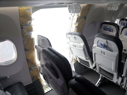 El interior del Boeing 737-9 Max del vuelo 1282 de Alaska Airlines, tras perder una pieza y aterrizar en Portland, Oregón.