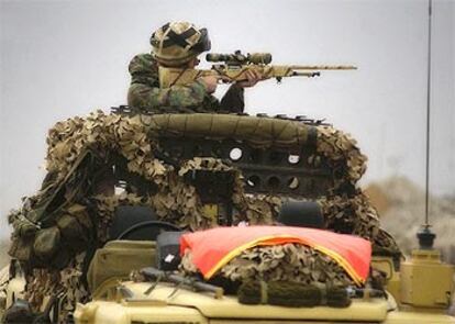 Un soldado de la coalición dispara durante un enfrentamiento al sur de Bagdad.