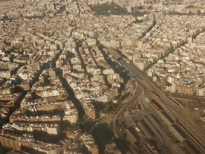Vista aérea de Valencia con el suelo ferroviario donde se desarrollará el Parque Central, en primer término.