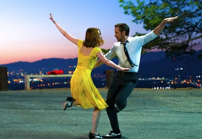 Emma Stone y Ryan Gosling, en 'La ciudad de las estrellas (La La Land)'.