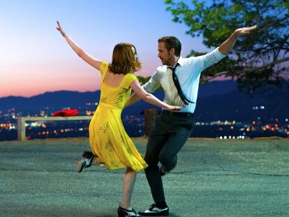 Emma Stone y Ryan Gosling, en 'La ciudad de las estrellas (La La Land)'.