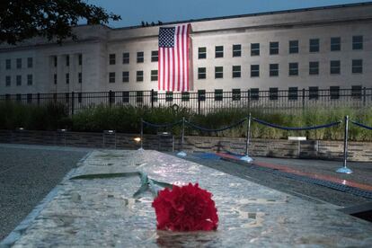 Una flor yace en el suelo sobre el monumento por las víctimas erigido en el Pentágono, durante el amanecer en que se cumple el decimoséptimo aniversario del atentado islamista de 2001, en Arlington, Virginia (EE UU).