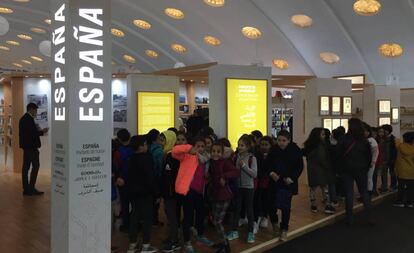 Un grupo de niños junto al pabellón de España en la feria del libro de Casablanca. / EP