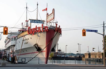El restaurante flotante Captain John está amarrado en el lago Ontario.
