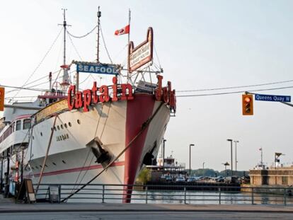 El restaurante flotante Captain John está amarrado en el lago Ontario.