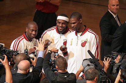 Wade, LeBron y Bosh lucen el anilló de campeón correspondiente a la temporada pasada.