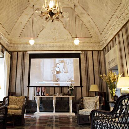 Por las noches, el salón se convierte en un cine privado donde los huéspedes pueden disfrutar de alguna de las 300 películas clásicas italianas que forman la colección personal de Francis Ford Coppola.