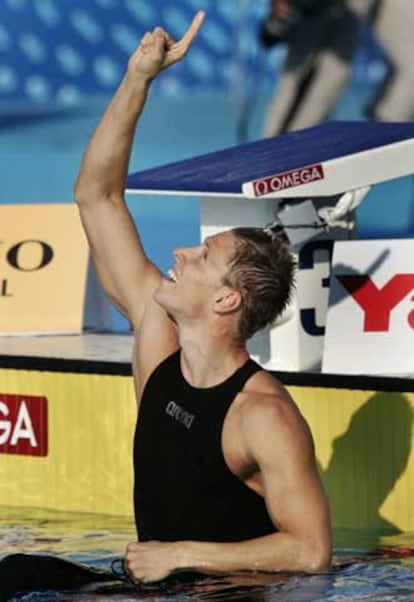 El sudafricano Roland Schoeman celebra su nuevo récord y el oro en 50 metros mariposa.