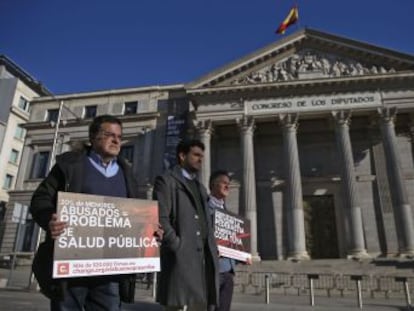 Afectados por abusos piden, en una protesta en el Congreso, que se amplíe a 50 años la edad a partir de la cual cuenta el plazo para denunciar