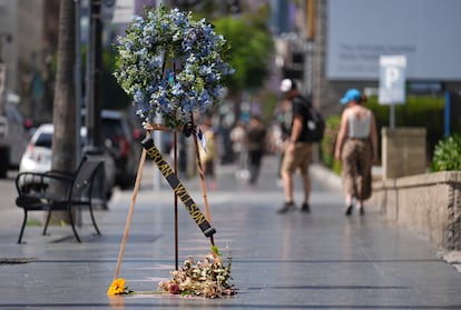 Una corona de flores recuerda a Brian Wilson en el Paseo de la Fama de Hollywood, en Los Ángeles.