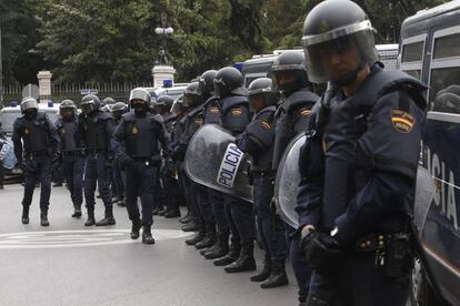 Efectivos policiales vigilan a los asistentes a la protesta que llama a "asediar" la Cámara Baja.