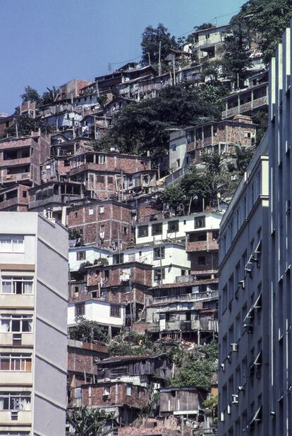 Uma das favelas da cidade. O ano de 1988 não foi bom para os bairros mais pobres da cidade. As chuvas torrenciais em fevereiro deixaram destruição e morte. A cidade ficou incomunicável por terra e sem água potável. 275 mortos, centenas de feridos e 20.000 pessoas ficaram desabrigadas devido a deslizamentos de terra e lixo empilhados nas encostas dos bairros centrais e do norte. Apenas no desabamento do hospital de Santa Genoveva houve mais de 50 mortos.