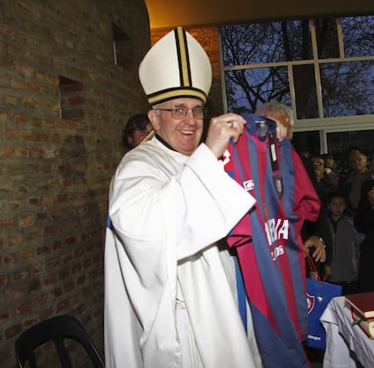 El entonces cardenal Jorge Mario Bergoglio sostiene una camiseta del equipo de fútbol San Lorenzo en Buenos Aires, en una fotografía sin datar.
