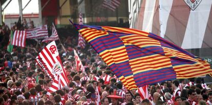 Las aficiones del Athletic y el Barcelona en los exteriores de Mestalla antes de la final de Copa de 2009