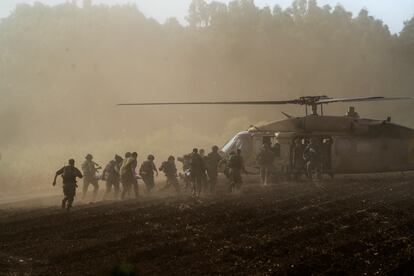 Militares israelíes evacúan a heridos tras estallar un proyectil lanzado desde Líbano, el jueves.