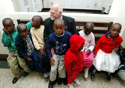 El padre D'Agostino, con niños de su orfanato, en los tribunales de Nairobi el pasado miércoles.