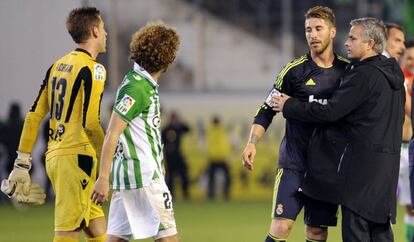 Jose Mourinho habla con Sergio Ramos después del partido.