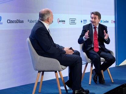 Josu Jon Imaz, consejero delegado de Repsol, junto a Miguel Jiménez, exdirector de Cinco Días