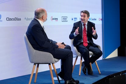 Josu Jon Imaz, consejero delegado de Repsol, junto a Miguel Jiménez, exdirector de Cinco Días