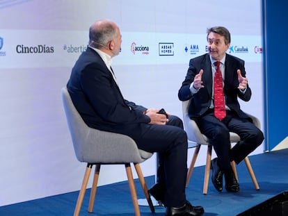 Josu Jon Imaz, consejero delegado de Repsol, junto a Miguel Jiménez, exdirector de Cinco Días