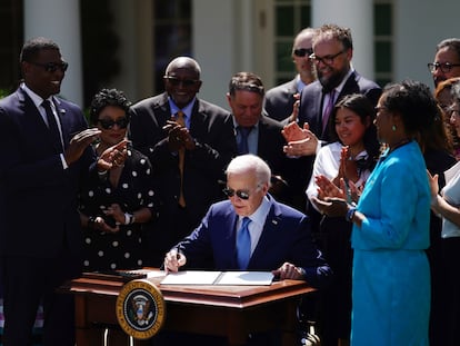 El presidente de EE UU, Joe Biden, firma una orden ejecutiva en el jardín de la Casa Blanca, el 21 de abril.