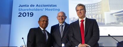 Dillip Rajakarier, consejero delegado de Minor; Ramón Aragonés, consejero delegado de NH, y Alfredo Fernández Agras, presidente del Consejo de NH. 