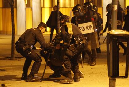 Policías antidisturbios en la calle Mesón de Paredes con la calle del Oso, en el barrio de Lavapiés de Madrid.