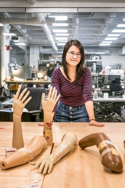Cindy Hsin-Liu Kao, en el Media Lab del MIT, donde desarrolla tatuajes de tecnología para llevar puesta que permiten controlar dispositivos electrónicos.
