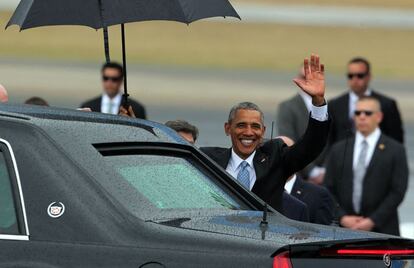 Obama saluda a su llegada antes de entrar en su coche en el aeropuerto, el 20 de marzo.