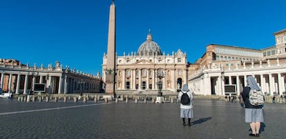 Vista de la plaza de San Pedro, en Roma, sin apenas visitantes