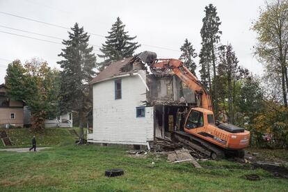 "Meses para construirla y media hora para derribarla", dice un operario del Ayuntamiento de Youngatown mientras asiste a una demolición