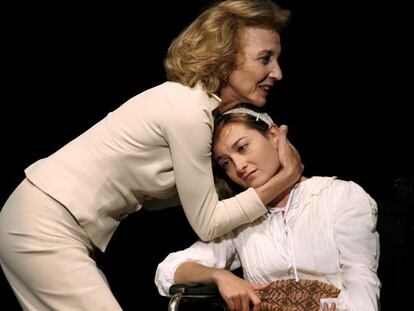 Marisa Paredes (izquierda) y Pilar Gil, en <i>Sonata de Otoño. </i>