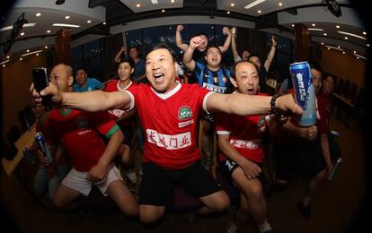 Afionados chinos viendo el primer partido del mundial 
