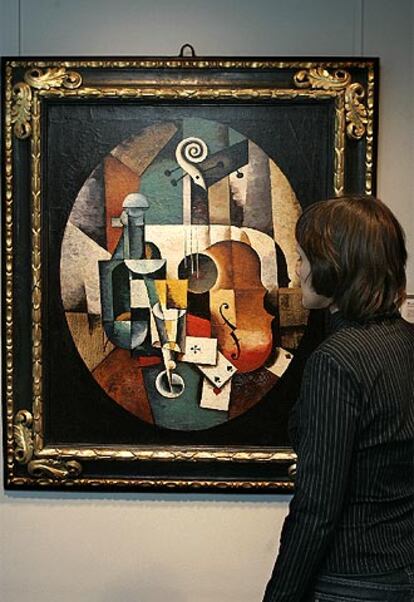 Un visitante ante <i>Nature morte au violon,</i> de Liubov Popova.